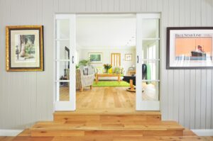 Parquet flutuante vs. cerâmica vs. vinílico – comparação completa